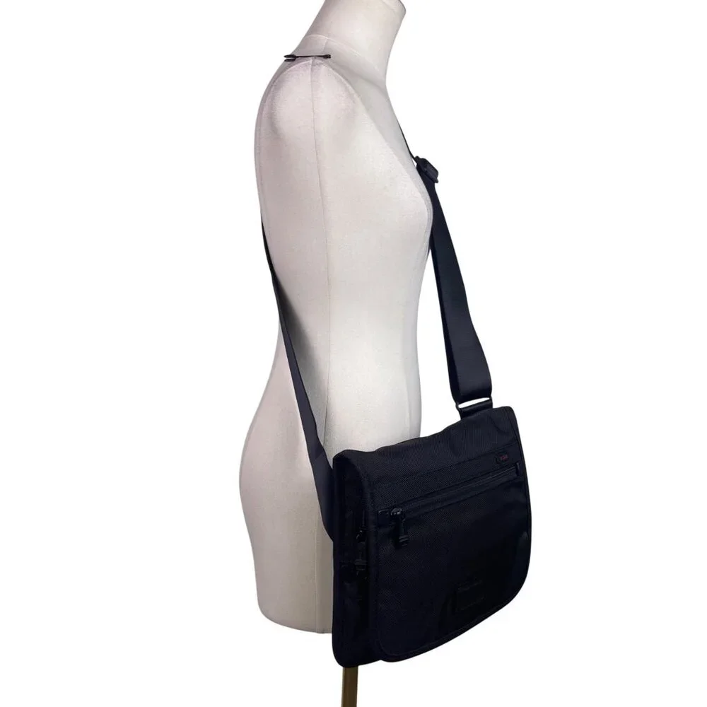 Tumi Mens Black Nylon Adjustable Strap With Zippered Pockets Messenger Bag
